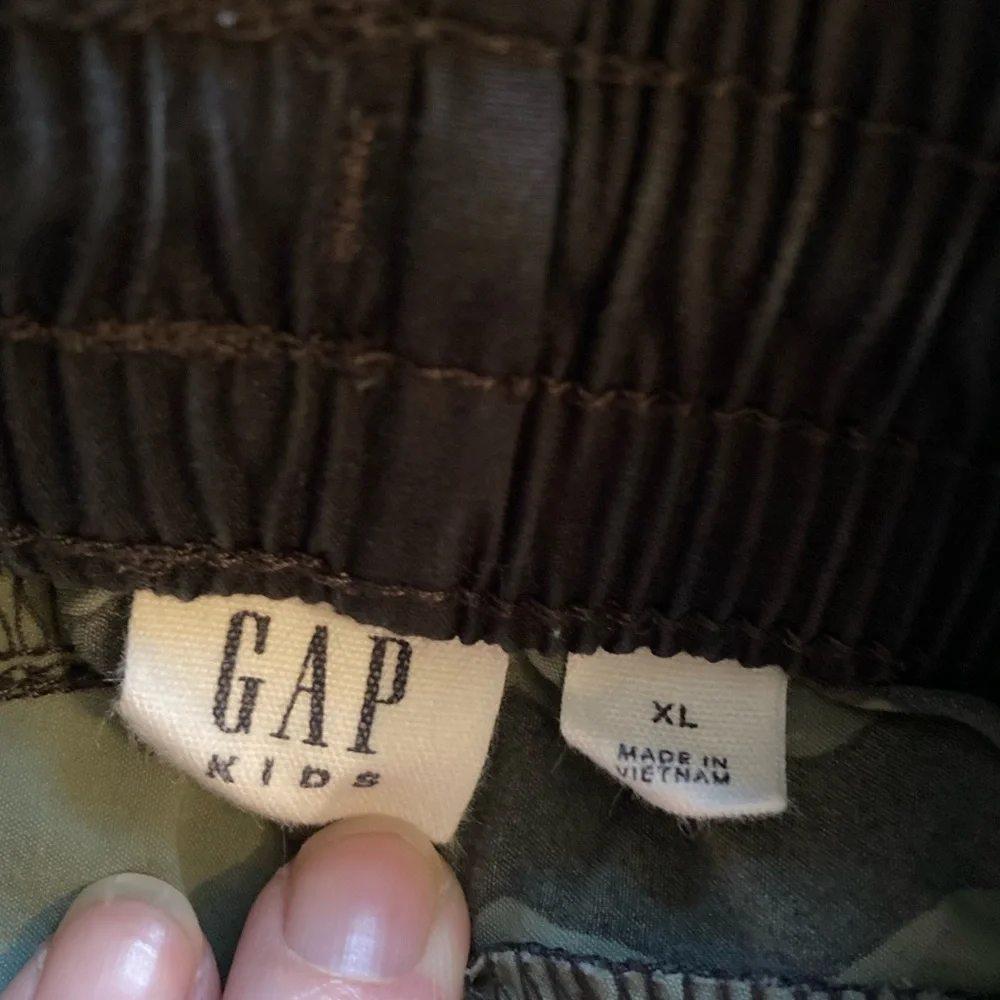 GAP Kids Camo Print Shorts Zipper Pockets Elastic Waistband Black Green‎ Size XL